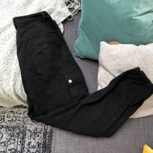  - Svarta cargo byxor i stl 38 från ASOS🌸