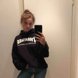  - Säljer denna snygga thrashier hoodie. Storleken är M, så blir lite oversized på mig som vanligt har XS i allt. Men den funkar bra till både, beror på hur man vill att den ska sitta. Frakten är 63kr