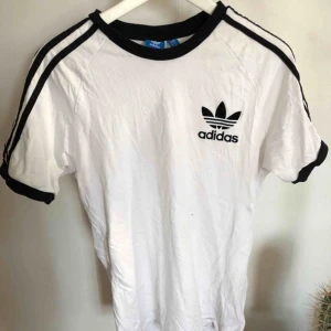  - Adidas T-shirt i storlek M  Frakt tillkommer 