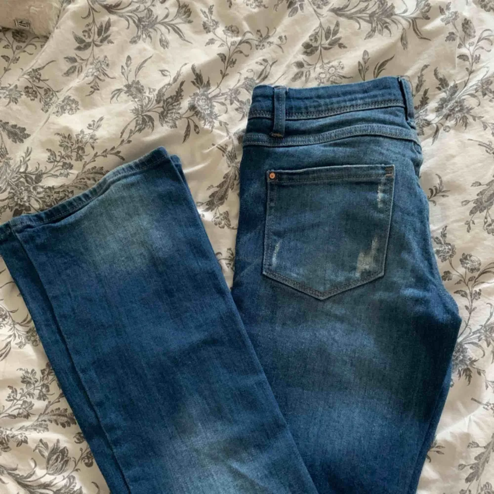 Bootcut jeans med hög midja och slitningar från vila i strl Xs men väldigt stretchiga så passar även S, aldrig använda! Bjuder på halva frakten vid snabb affär💕. Jeans & Byxor.