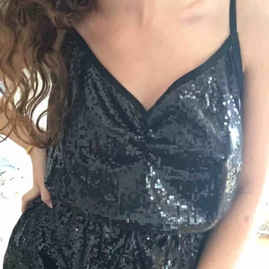  - roligaste byxdressen helt täckt i paljetter!