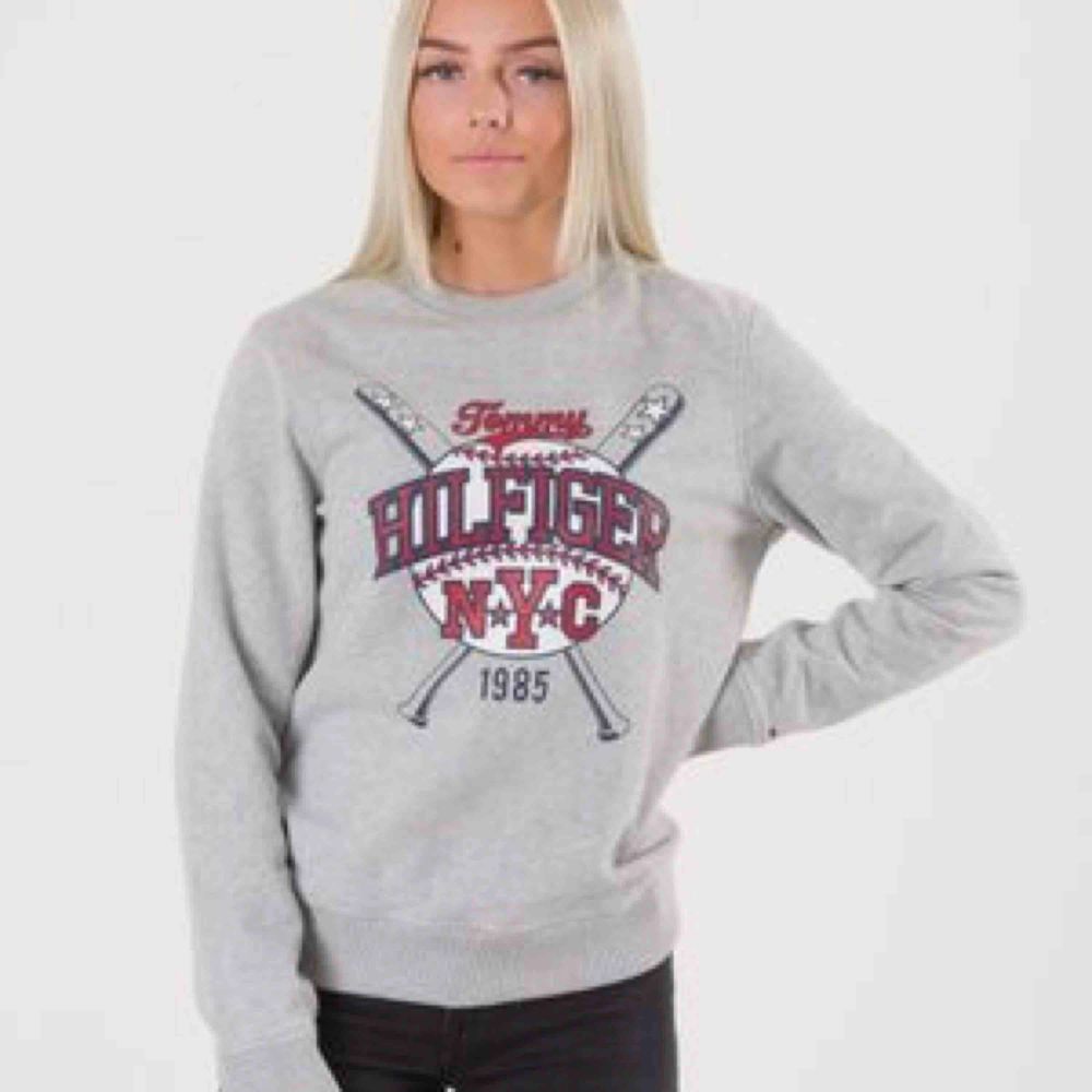 Cool sweatshirt från Tommy Hilfiger, sparsamt använd! Passar både XS & S!  Kan gå ner till 300kr vid direkt & smidig affär!  Dm vid intresse/köp. Tröjor & Koftor.