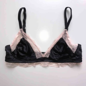  - Svart och ljusrosa spetsbh från hm. Storlek 44, men passar mer B-C kupa, S-M. Svart sidenmaterial. Använd en gång.  Kan mötas upp eller skicka för 20kr.😊