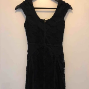  - Svart fodralklänning m detaljer 