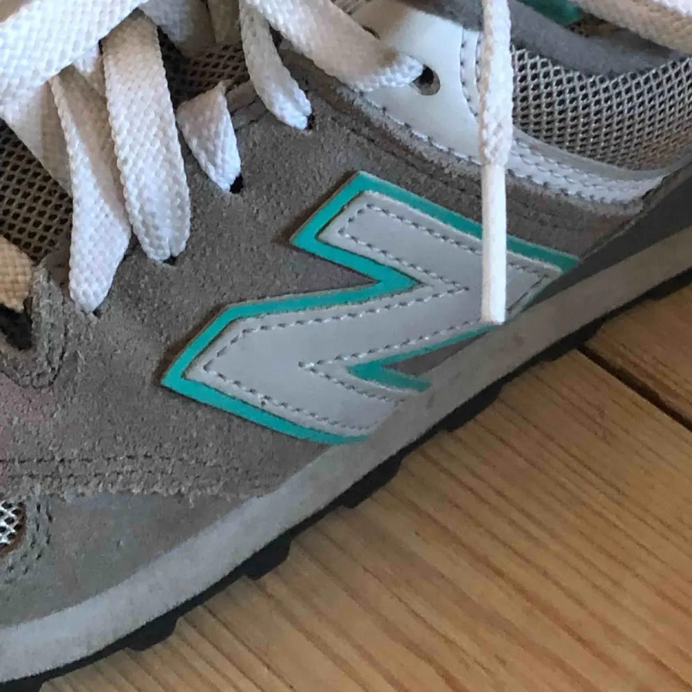 Helt nya New Balance sneakers. Lite mindre i storlek, passar en 35 eller liten 36!   Frakt tillkommer. Skor.