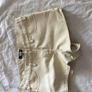  - Lädershorts från Bik Bok i jätte fint skick. 