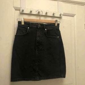  - En praktiskt taget oanvänd kjol från zara. Verkligen så snygg men fick den en jul och han växa ur den till sommaren. Otur :(  Nu söks ett nytt hem till denna asnygga svarta jeanskjol. Pris kan diskuteras 😁