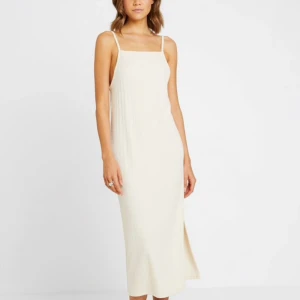  - Så otroligt fin och skön sommarklänning från Nelly, använd mindre en 5 gånger denna sommaren. Så den är som ny🥰 Original pris 350 kr  Köparen står för frakt 