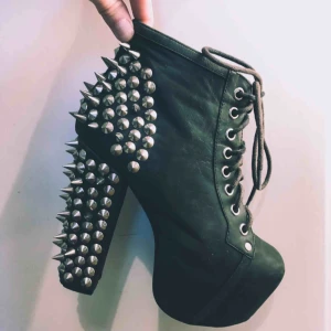  - Jeffrey Campbell klackar med nitar, storlek 36. Väl använda, men snyggt slitna. ☘️  Finns i hägerstensåsen!