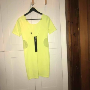  - Neongul partyklänning här! Nätdetaljer i midjan och svart dragkedja i bak, stl. M från Gina Tricot