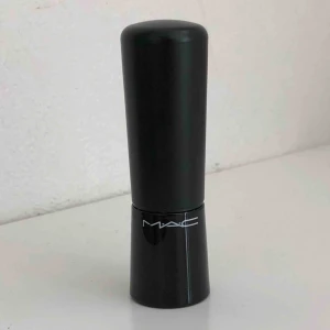  - Läppstift ifrån MAC färgen är lila isch och den är endast testad några fåtal gånger 