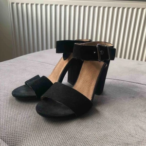  - Högklackade skor storlek 37. Äkta Mocka. Märke Cobler. Köpta för ca 900 kr. Använda 2 gånger. 