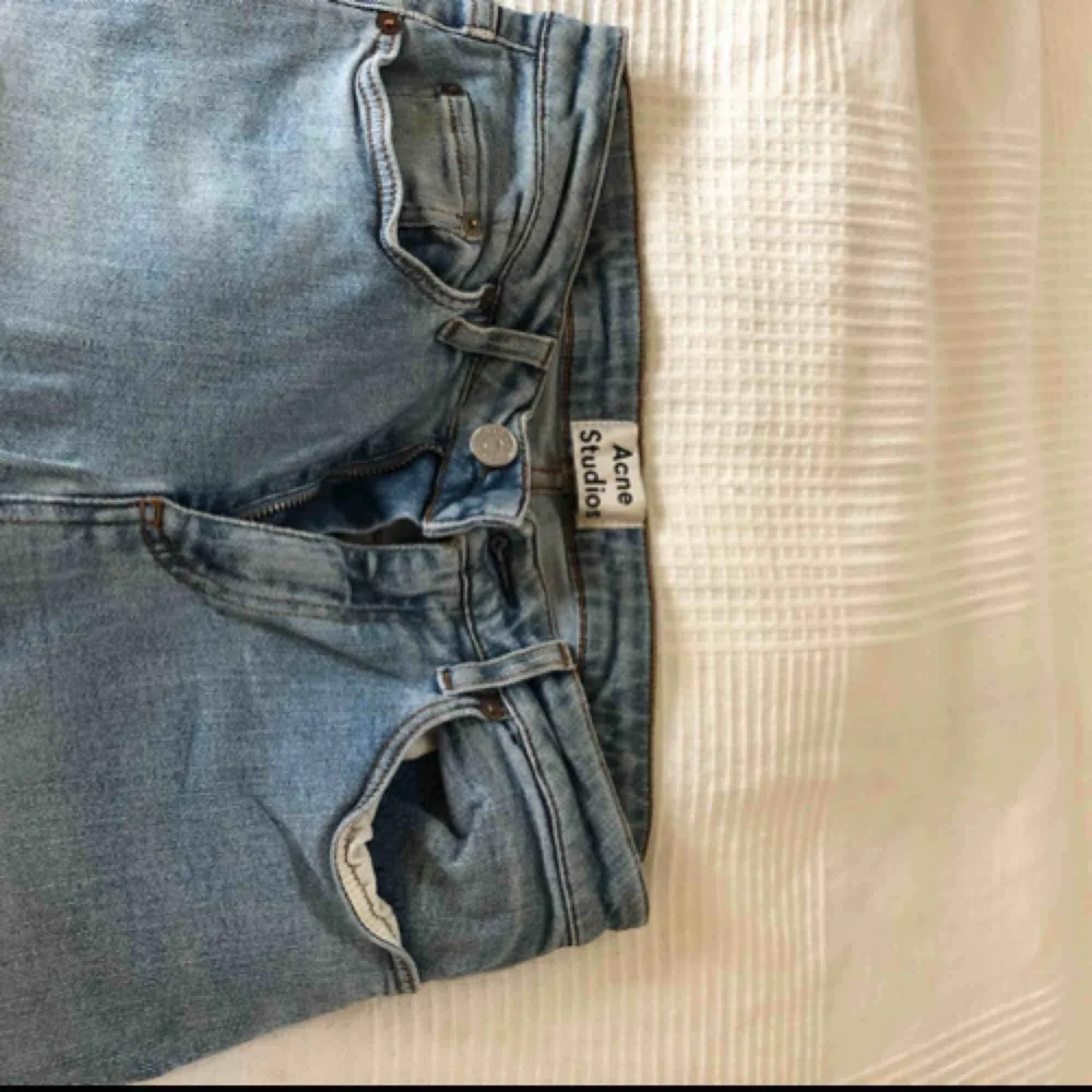 Ljusa blåa Acne Studio jeans, knappt använda. Använder inte längre för att dem är för små för mig. Köpta för 1100kr:). Jeans & Byxor.