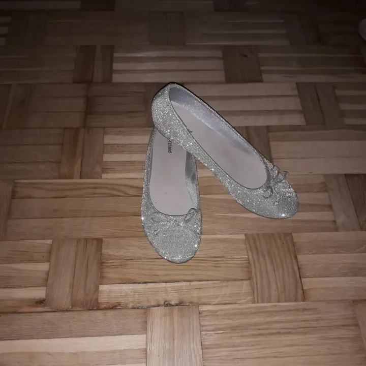 Ett par glittriga ballerina skor köp de för 369 kr men säljer de för 250 kr. Hadde de ett bar gånger.❤ Köparen betalar frakt. . Skor.