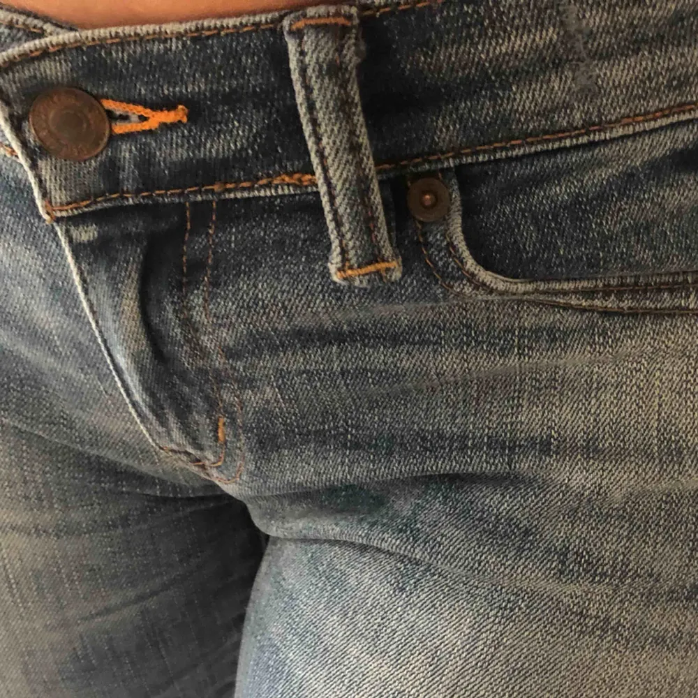 Säljer dessa blå långa jeans från denim & supply Ralph lauren pga för små för mig. Så fina jeans i superbra kvalité och skick, endast använda 2 gånger. Möts helst upp i Stockholm  annars betalar köparen frakt. Pris kan diskuteras vid snabb affär :). Jeans & Byxor.