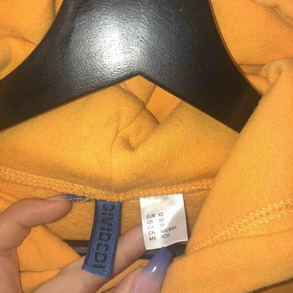 gul/orange hoodie från killavdelningen på H&M men den funkar bra till mig som är tjej också. den är använd men ej sliten. färgen är mer stark i verkligheten. fin till hösten!. Hoodies.