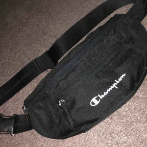  - En Champion fannypack. Använd 2 gånger och kommer inte till användning. Kan mötas upp i Uppsala eller skickas. Köpare står för frakt. Tar swish eller kontant💕
