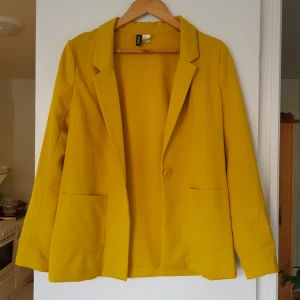  - Supersnygg gul kavaj från H&M i storlek 38. Använd ett fåtal gånger. Kan mötas i Uppsala, eller så står köparen för frakt. 🌸