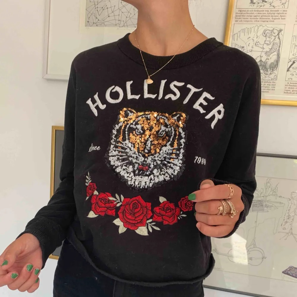 En svart tröja från Hollister säljes på grund av ingen användning längre! Inköpspris 500kr säljer för 150kr. Mycket skön och varm inför hösten!. Hoodies.