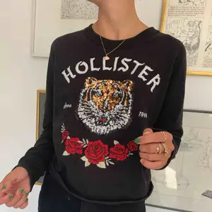 En svart tröja från Hollister säljes på grund av ingen användning längre! Inköpspris 500kr säljer för 150kr. Mycket skön och varm inför hösten!