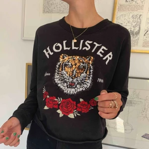  - En svart tröja från Hollister säljes på grund av ingen användning längre! Inköpspris 500kr säljer för 150kr. Mycket skön och varm inför hösten!