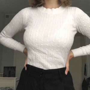 Kabelstickad tröja - Vit kabelstickad tröja från Gina Tricot, använd ett fåtal gånger. Nypris 200. Kan stryka innan köp om så önskas. Kan mötas upp i Stockholm eller skicka mot fraktkostnad