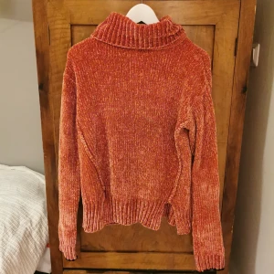  - Jättemysig höst tröja ifrån ullared! Storlek s men tycker den är mer M. 45 kr 