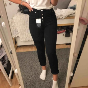  - Helt nya jeans från ginatricots kollektion tillsammans med Anine bing:) Köptes på rea för 300kr, men original pris ligger på runt 500kr😊 De är ”rejäla” i tyget” så ingen risk att de spricker. 