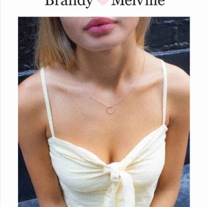  - Supersött Brandy Melville linne i materialet linne. One size fits all! Första bilden är tagen från brandys egna hemsida. Köparen står för frakt. 