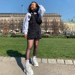  - Weekday workwear dress str 38 men passar mig som har str xs s. Jättefin passform använda 3 ggr säljer pga ej min stil längre köpte i somras för 400kr 🌟🔥 skick 10/10 ORGANIC COTTON  💕🌸