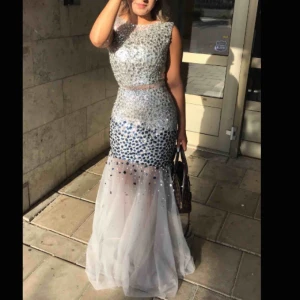  - Super fin och snygg juvel klänning. Klänningen är ärmlös och typ golvlängd då den ska släpa i golvet lite. Den har även Push-up pads så man slipper ha bh. Klänningen är i super bra skick, endas använt en gång. Pris kan diskuteras vid snabb affär. 