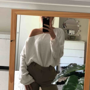  - Vit stickad ”offshoulder” tröja, köparen står för frakten