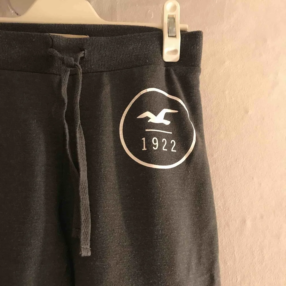 As sköna Hollister tights, använda kanske 5 gånger. Lappen bortklippt pga skav. . Jeans & Byxor.