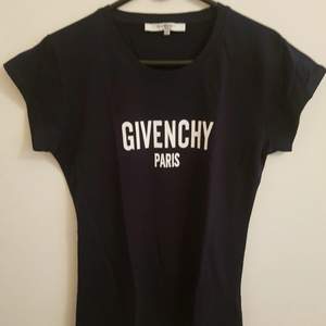 Givenchy paris t-shirt. Ej äkta, aldrig använt. Står storlek XXL men jag tror det är mer som L/XL. (+ 36kr frakt)