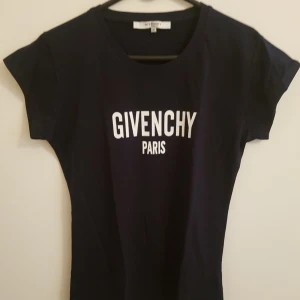  - Givenchy paris t-shirt. Ej äkta, aldrig använt. Står storlek XXL men jag tror det är mer som L/XL. (+ 36kr frakt)