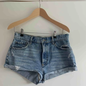  - Jeans shorts i fint skick. Använd 2-3 gånger