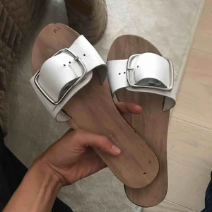  - Vita tofflor köpa från Marks & Spencer i London. Vet tyvärr inte storleken, men de passar mig som brukar ha 39. 