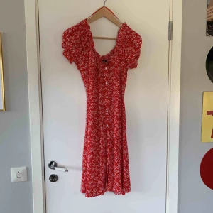  - Super söt klänning från Gina, använd 3 gånger! Passar även 36