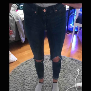  - Ett par jättefina mörkblåa jeans Köparen står för frakt