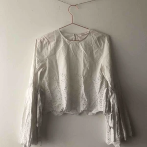  - Vit superfin blus från Zara med knytdetaljer på båda ärmarna. 💞 Köparen står för frakt