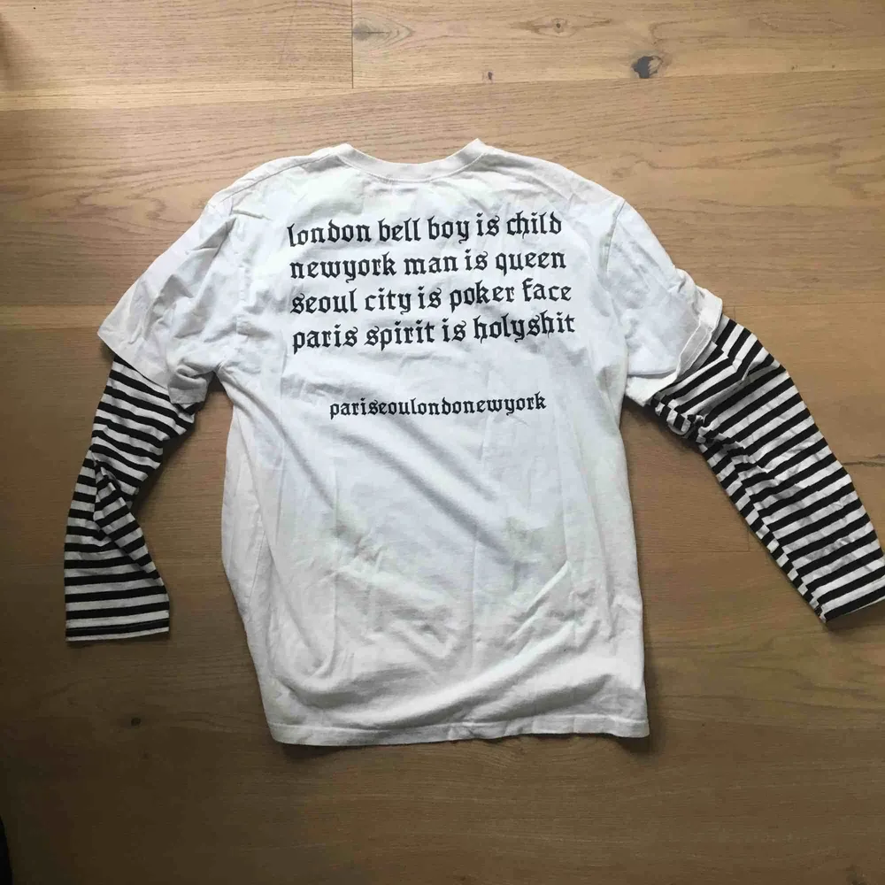 En tröja som har insydda ärmar som är svart och vitrandiga. Det står inga storlekar men jag skulle säga att det passa på en S/M. Köparen står för frakt, Annars kan jag mötas upp i Stockholm. Tröjor & Koftor.