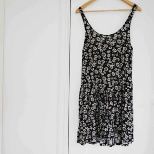  - Blommig klänning. Väl använd så den är lite nopprig (se sista bilden). Priset är inkl frakt!