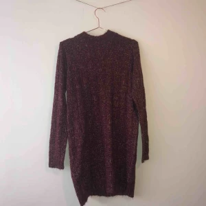  - Oanvänd rödbrun stickad klänning från Vero Moda i jättefint skick. Passar perfekt till höst och vinter. 💞 Köparen står för frakt. 