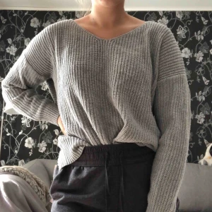  - Superfin grå tröja från Dennis Maglic med en fin rygg. Säljer pga ej min stil. Köpare står för frakt