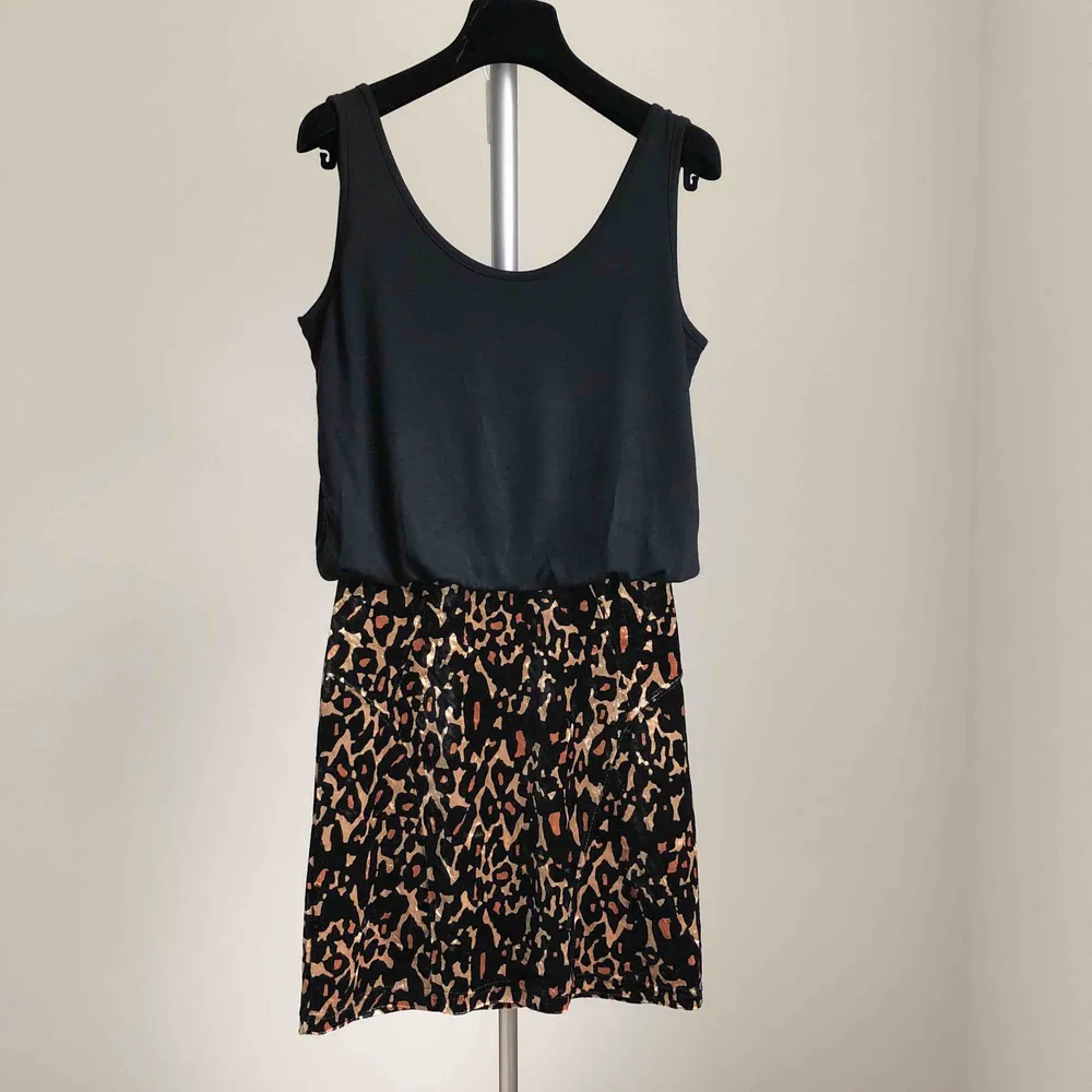Tight leopard klänning med svart överdel. Nederdelen är figursydd, ”korsettliknande” 🐆👌 . Klänningar.