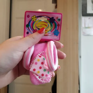 Hårgrejs - Jättesöta 80s-inspirerade hårsnoddar! 2 mindre och ett stort med ett hjärta på:) helt oanvända <3 frakt inkluderat i priset! Jag säljer jättemycket annat som man kan ha i håret om du är intresserad av det ;)