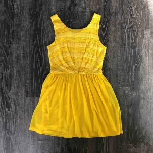  - Kort gul klänning💛