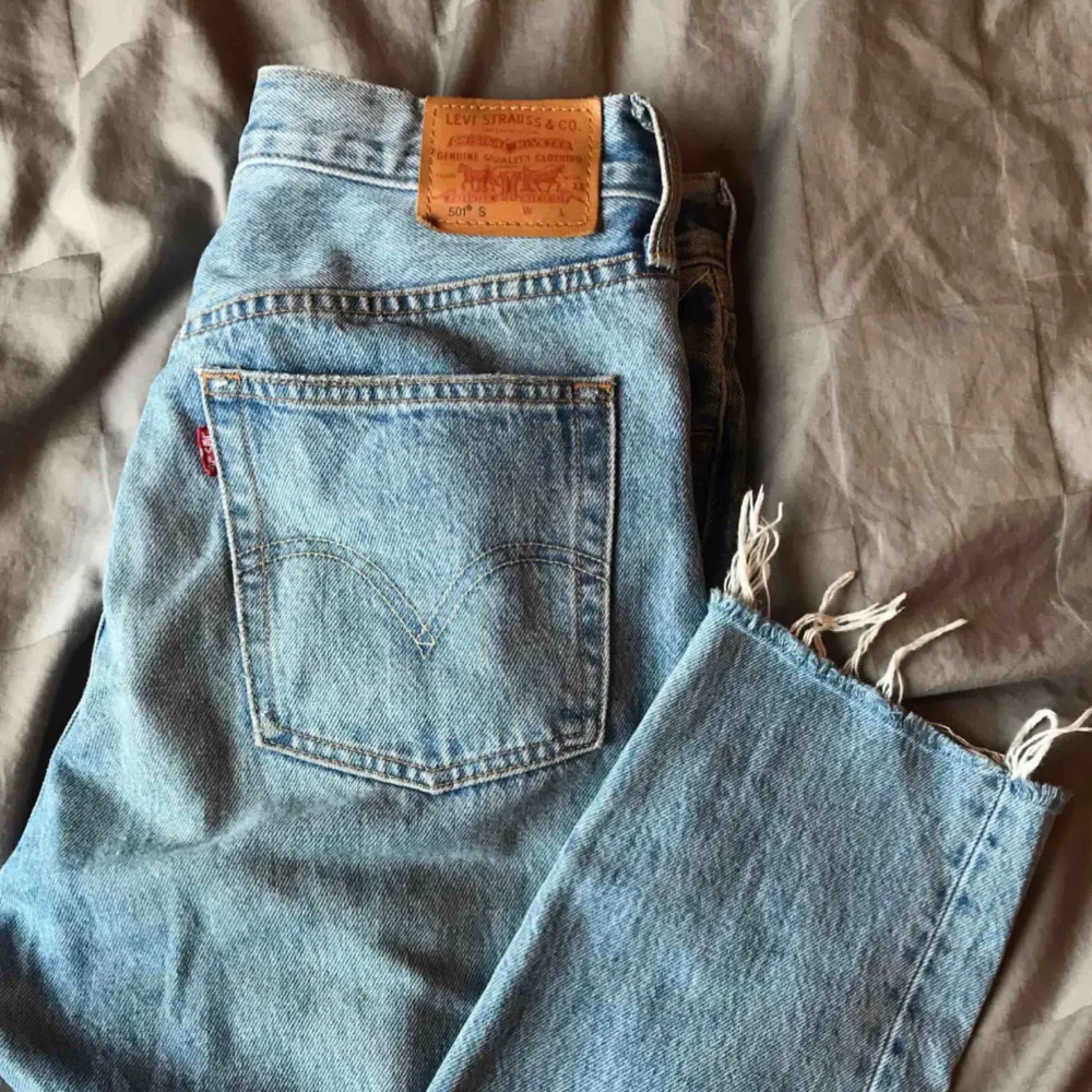 Säljer ett par jättefina Levi’s jeans, dem sitter som storlek M och är superfina. Frakt kostar 63kr som är spårbar!✨. Jeans & Byxor.