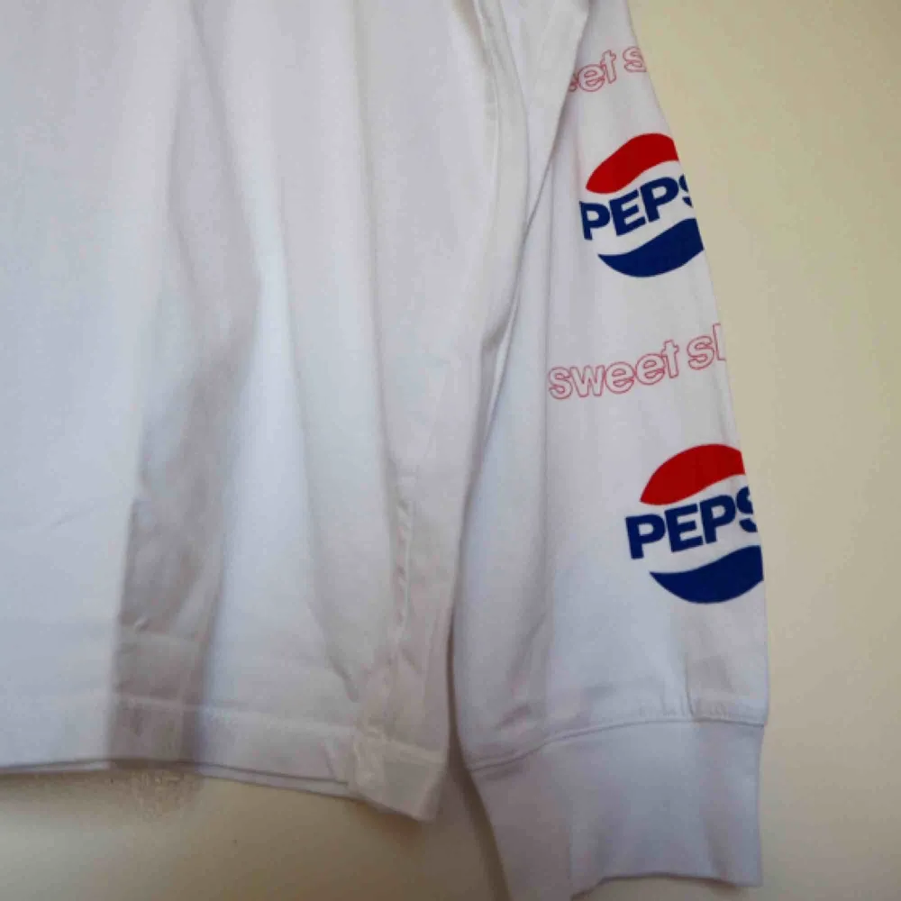 Longsleeve tröja från SweetSktbs🔥 Pepsi collab.  Print på armarna.  Lite frakt tillkommer. . T-shirts.