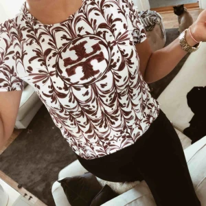 Tory burch t-shirt - TORY BURCH T-shirt storlek s  